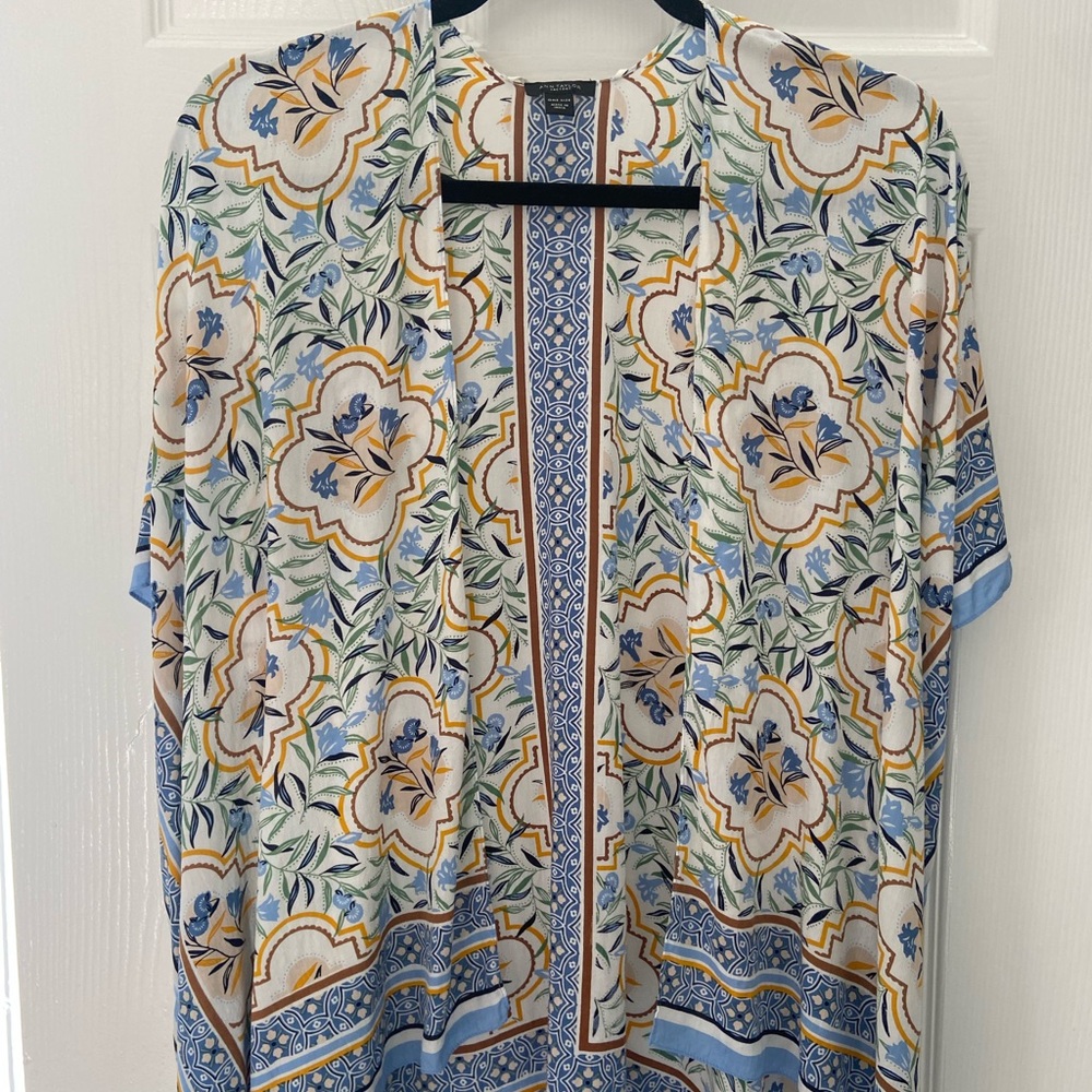 🍀5 for $25🍀 Taylor Floral Patterned Short Sleeve Kimono with Blue Accents